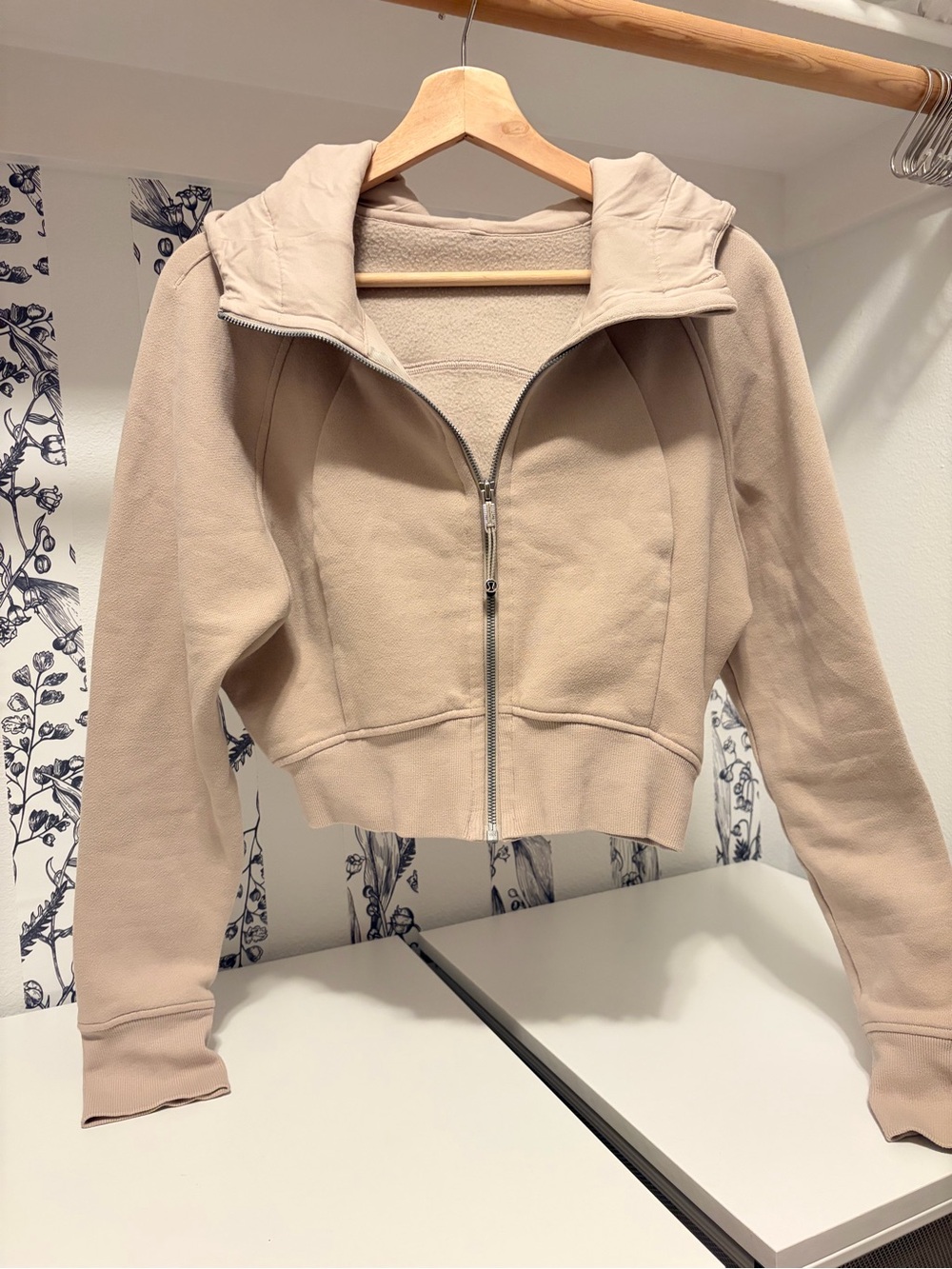 Lululemon Scuba Cropped Hoodie / Size 8 / Mojave Tan